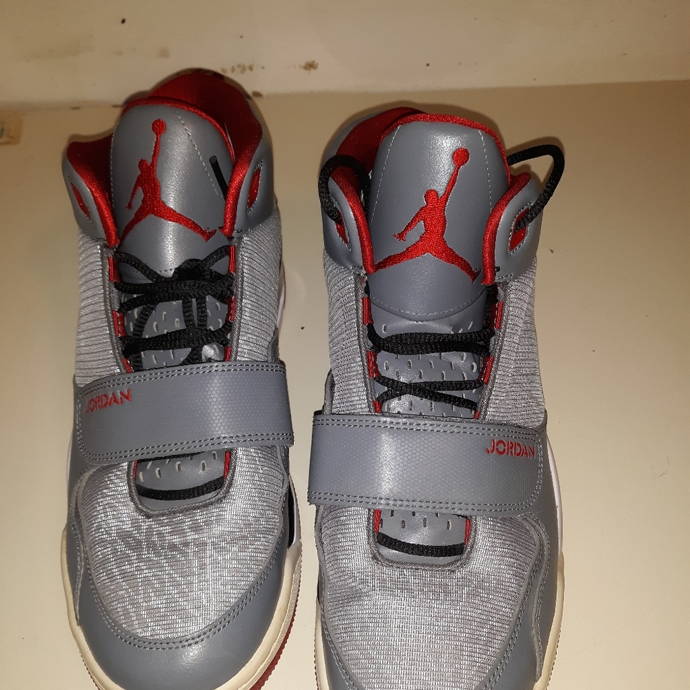 Jordan mens US size 9.5 color gray
